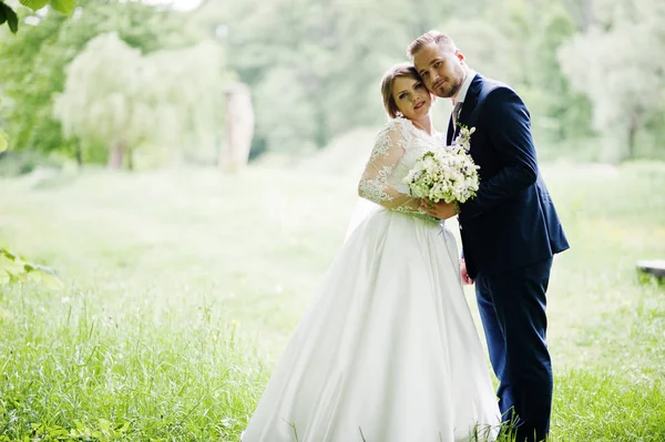 Maravilhoso jovem casal de casamento posando ao ar livre em um lindo sol — Fotografia de Stock