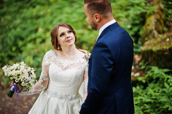 Close-up photo of a wedding couple looking each other in the eye — Stock Photo, Image