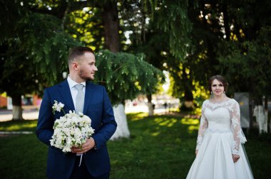 Harika genç Düğün çifti üzerinde muhteşem bir sunn açık poz