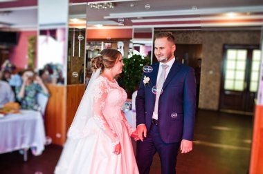 Güzel düğün çifti ilk dansları res gerçekleştirme