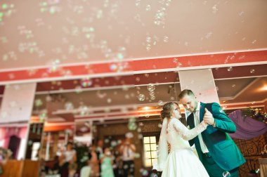 Güzel düğün çifti ilk dansları res gerçekleştirme