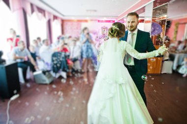 Güzel düğün çifti ilk dansları res gerçekleştirme