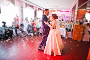 Güzel düğün çifti ilk dansları res gerçekleştirme