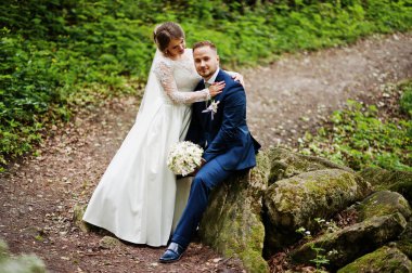 Bir tur kocasının ormanın içinde oturan muhteşem gelin 