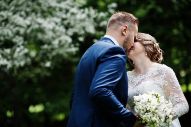 Yakın çekim fotoğraf Serverdaki parkta öpüşme bir düğün Çift