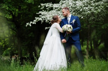 Birbirlerinin şirket zevk çarpıcı Düğün çifti wi park