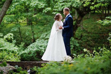 Ayakta ve küçük bir poz çekici evlilik çift ahşap 