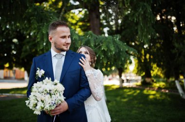 Harika genç Düğün çifti üzerinde muhteşem bir sunn açık poz