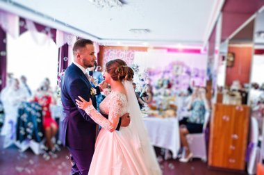 Güzel düğün çifti ilk dansları res gerçekleştirme