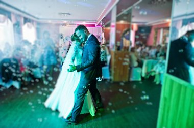 Güzel düğün çifti ilk dansları res gerçekleştirme