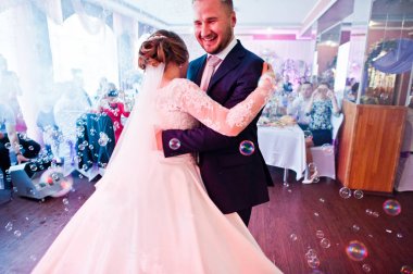 Güzel düğün çifti ilk dansları res gerçekleştirme