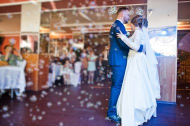 Güzel düğün çifti ilk dansları res gerçekleştirme