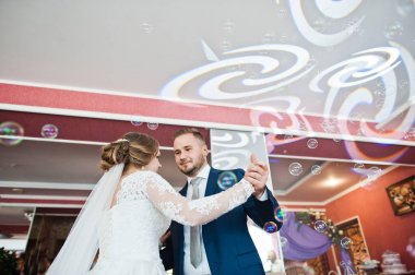 Güzel düğün çifti ilk dansları res gerçekleştirme