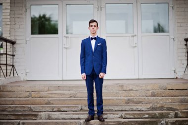 Yakışıklı lise mezunu şık smokin po portresi