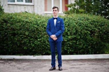 Moda ve şık lise mezunu el içinde portresi