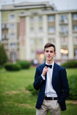 Yakışıklı genç bir adam portresi serin elbise poz giyinmiş 