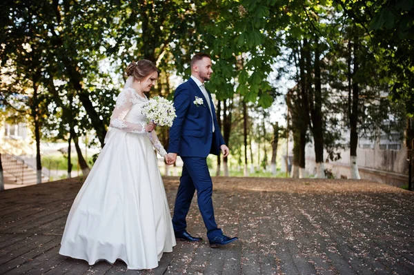 Charmant couple nouvellement marié marchant dans le parc sur leur mariage — Photo