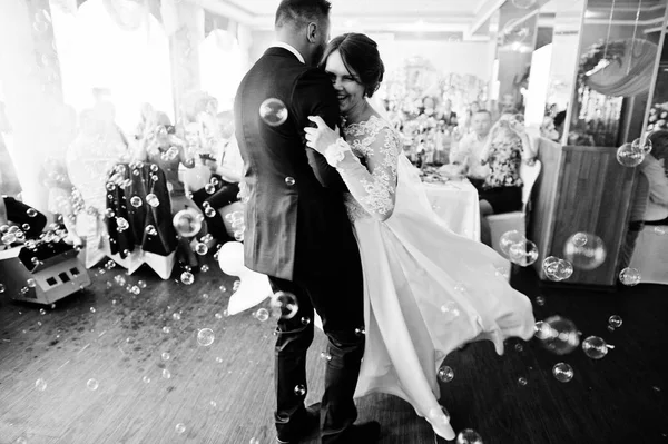 Beautiful wedding couple performing their first dance in the res — Stock Photo, Image