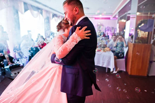 Güzel düğün çifti ilk dansları res gerçekleştirme