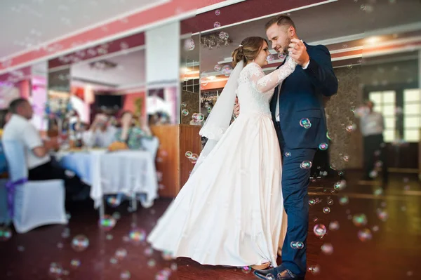 Hermosa pareja de boda realizando su primer baile en la res —  Fotos de Stock
