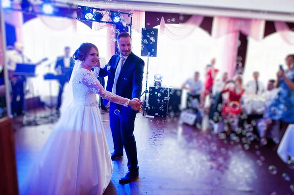 Прекрасная свадебная пара исполняет свой первый танец в резервации — стоковое фото