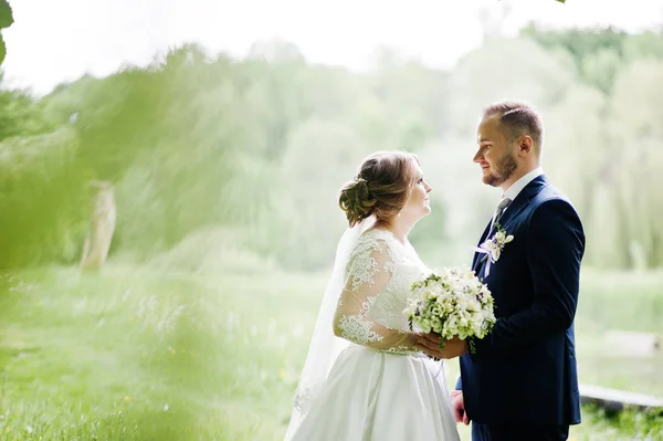 Foto de cerca de una pareja de boda mirándose a los ojos —  Fotos de Stock