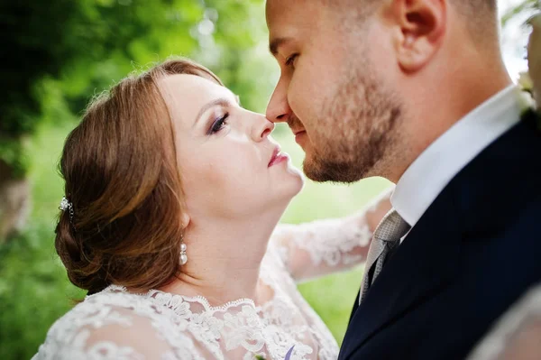 お互いの目を見る結婚式のカップルのクローズ アップ写真 — ストック写真