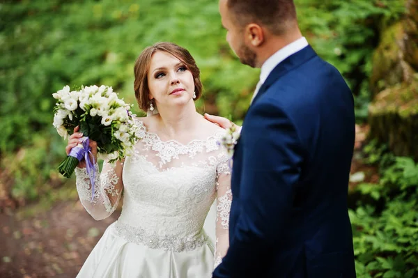 Foto de cerca de una pareja de boda mirándose a los ojos —  Fotos de Stock