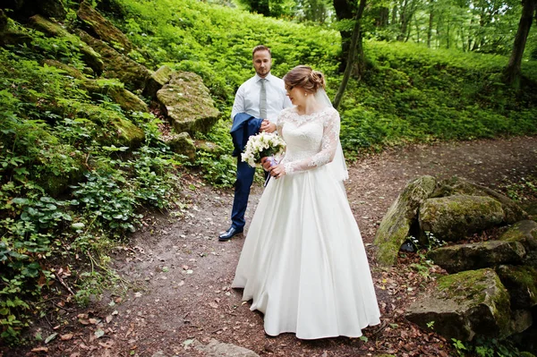 신혼 부부 숲에 배경에서 거 대 한 바위와 포즈 — 스톡 사진