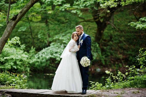 Ayakta ve küçük bir poz çekici evlilik çift ahşap 