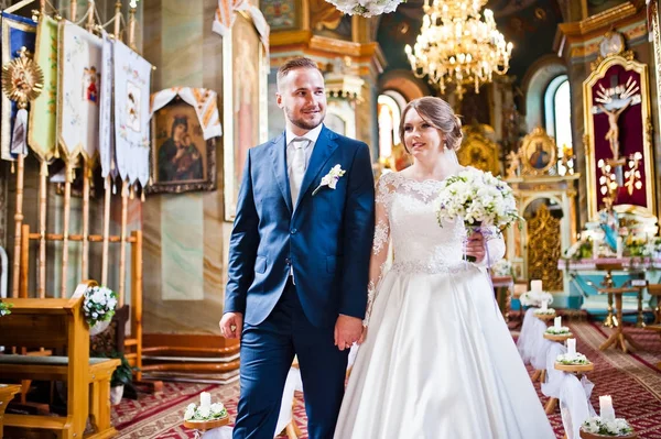 Csodálatos pár állt a templom után az esküvői ceremo — Stock Fotó