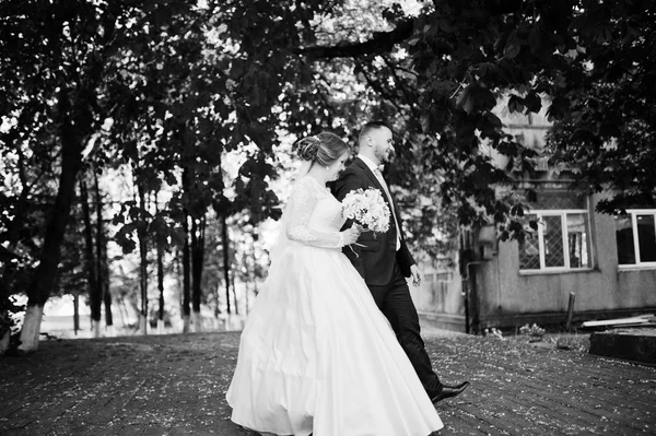 Adorável casal recém-casado andando no parque em seu casamento — Fotografia de Stock