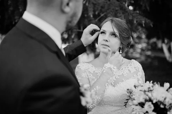 Close-up photo of a wedding couple looking each other in the eye — Stock Photo, Image