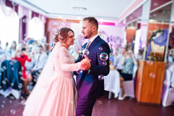 Casal lindo realizando sua primeira dança na res — Fotografia de Stock