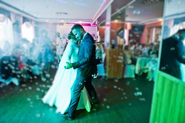 Güzel düğün çifti ilk dansları res gerçekleştirme