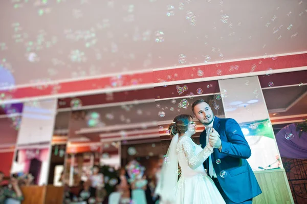 Hermosa pareja de boda realizando su primer baile en la res —  Fotos de Stock