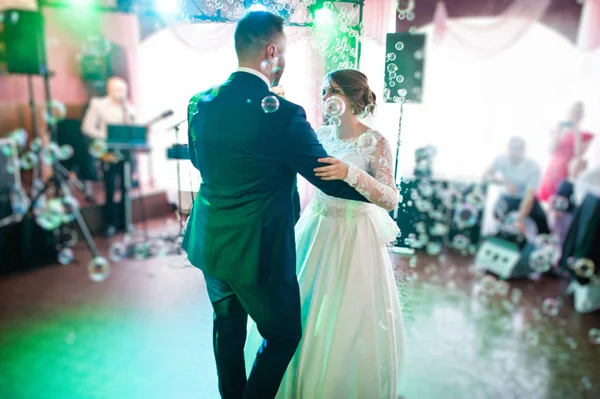 Beau couple de mariage effectuant leur première danse dans la res — Photo