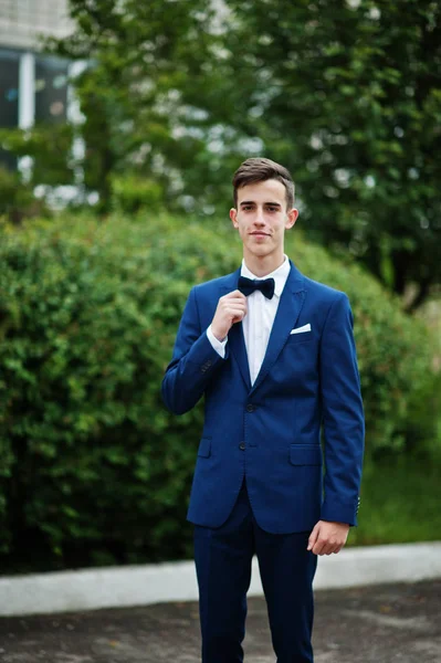 Retrato de um graduado elegante e elegante do ensino médio em el — Fotografia de Stock