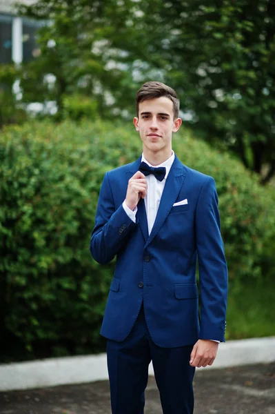 Retrato de um graduado elegante e elegante do ensino médio em el — Fotografia de Stock