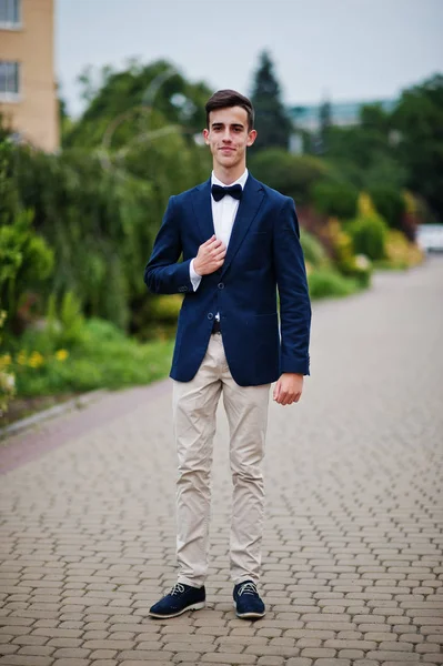 Retrato de um jovem bonito em terno fantasia formal posando em — Fotografia de Stock