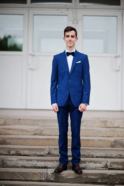 Retrato de um belo graduado do ensino médio em elegante smoking po — Fotografia de Stock