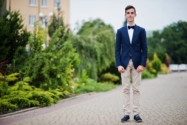 Retrato de um jovem bonito em terno fantasia formal posando em — Fotografia de Stock