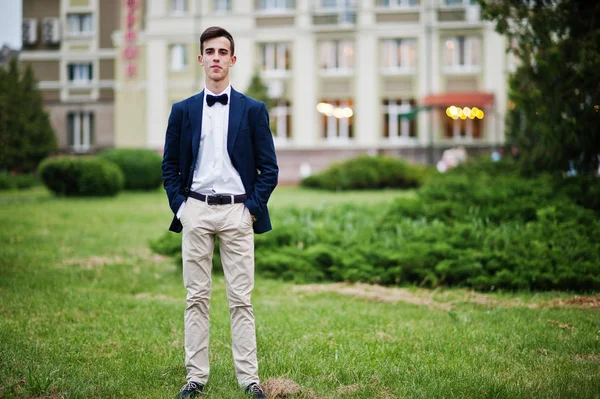 Yakışıklı genç bir adam portresi serin elbise poz giyinmiş 