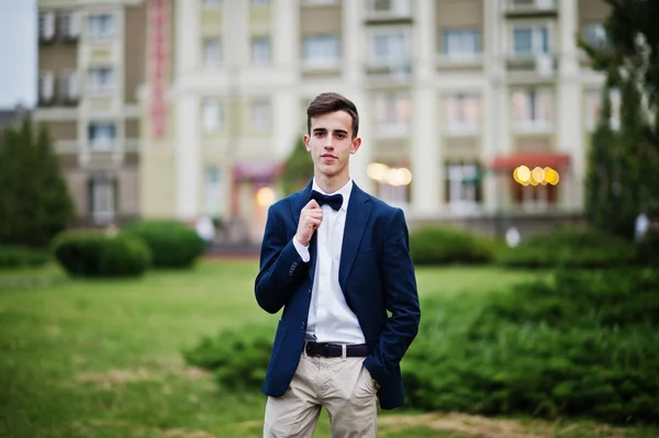 Retrato de um jovem bonito vestido em terno legal posando em — Fotografia de Stock