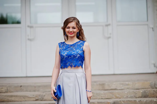 Portrait d'une jolie fille debout et posant dans les escaliers — Photo