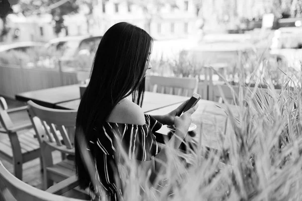 Gorgeous brunetka dziewczyna siedzi na stole w café filiżankę — Zdjęcie stockowe