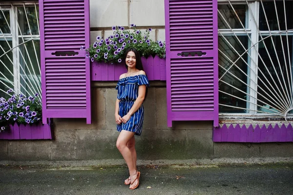Wunderschöne Brünette Mädchen Porträt Hintergrund violett Fenster. — Stockfoto