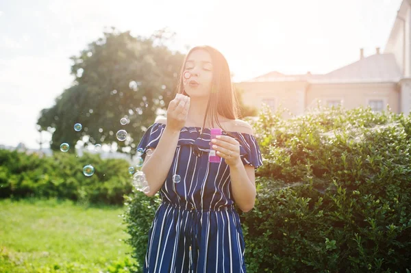 비누 거품으로 도시의 거리에 화려한 여 자가 있습니다.. — 스톡 사진