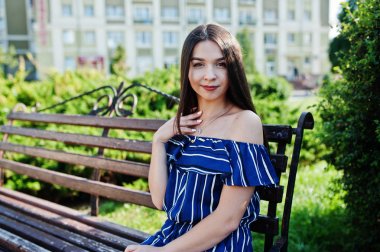 Street şehir giyim o bankta oturmuş güzel esmer kız