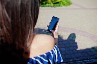 Street City ve lo bankta oturmuş güzel esmer kız